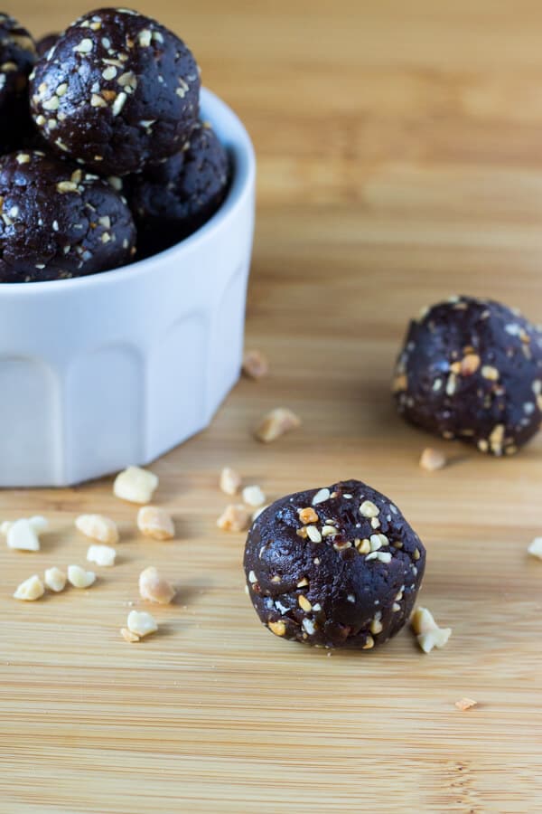 Bite-sized Peanut Butter Chocolate Energy Bites. 4 ingredients, grain free, dairy free, naturally sweetened & vegan - satisfy your chocolate & peanut butter cravings with this delicious snack!