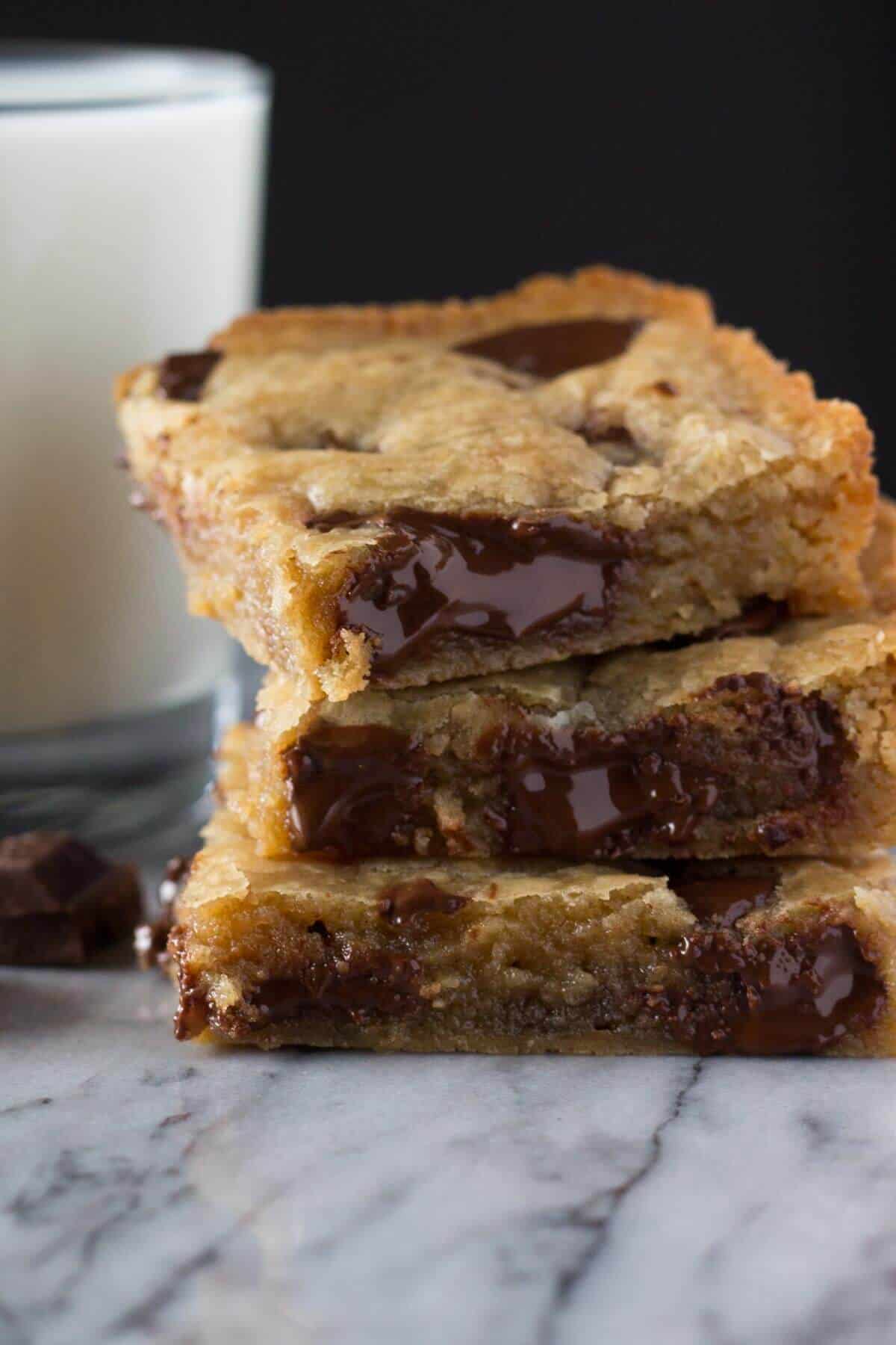 Soft, chewy Brown Butter Chocolate Chunk Blondies filled with pockets of of huge dark chocolate chunks. You're one bowl & no mixer away from a whole lot of deliciousness. 