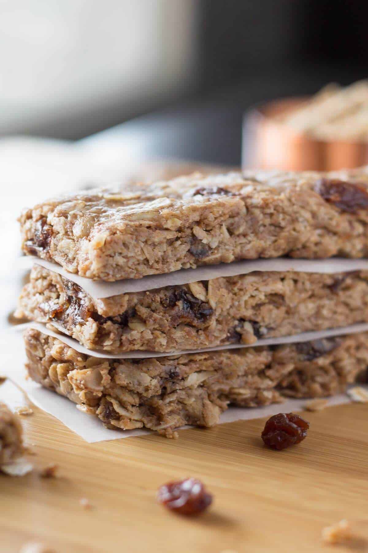 Delicious cookie flavor without having to turn on the oven. These Chewy Oatmeal Cookie Granola Bars are so easy to make, have no refined sugars & completely guilt free!