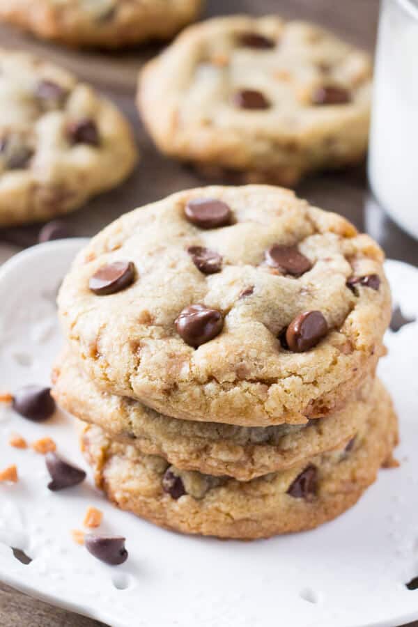 Toffee Brown Butter Chocolate Chip Cookies - big bakery style cookies that are soft & chewy, packed with chocolate chips & toffee bits, & super easy to make! www.justsotasty.com