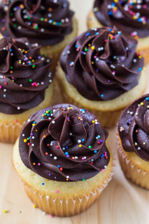 The top 15 Ideas About Vanilla Cupcakes with Chocolate Frosting – Easy ...