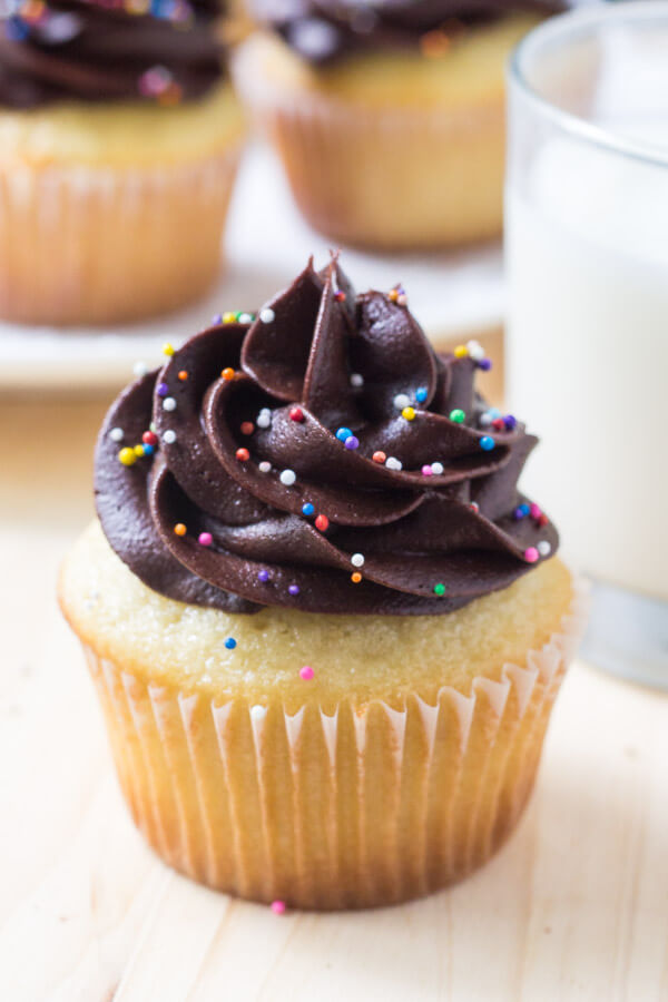 The top 15 Ideas About Vanilla Cupcakes with Chocolate Frosting – Easy ...