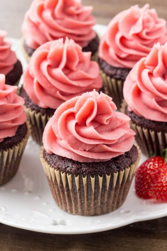Moist chocolate cupcakes with strawberry buttercream frosting - the perfect cupcake if you like chocolate covered strawberries