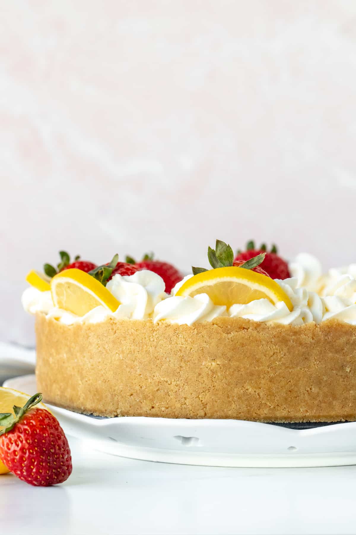 9-inch round no-bake lemon cheesecake with graham crust around the edges.