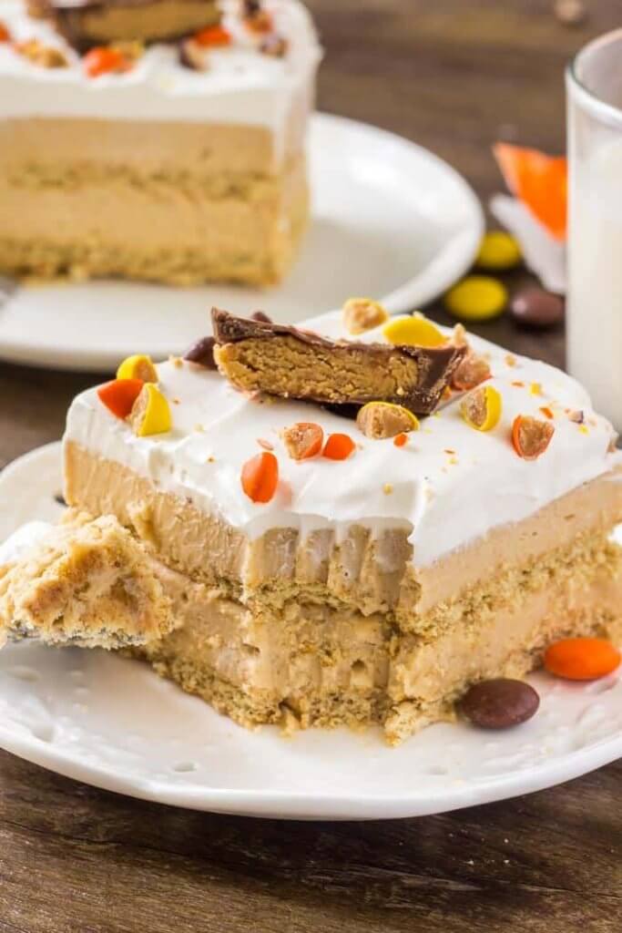 This peanut butter icebox cake is the perfect summer treat - no bake, super easy to make, cold, creamy & filled with peanut butter.