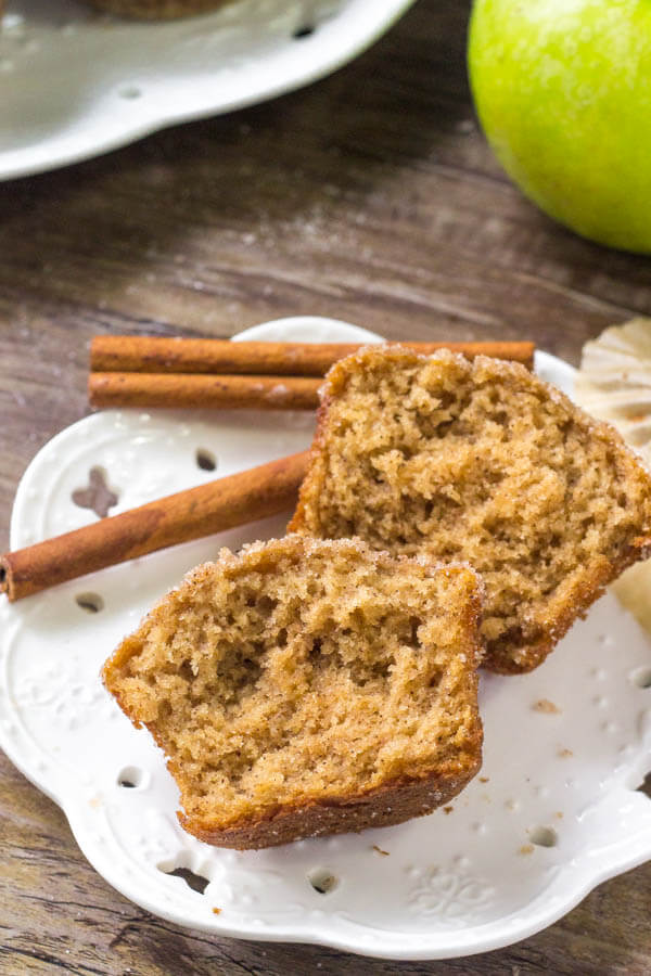 Applesauce muffin recipe - this easy apple muffin recipe is filled with cinnamon and apples. 