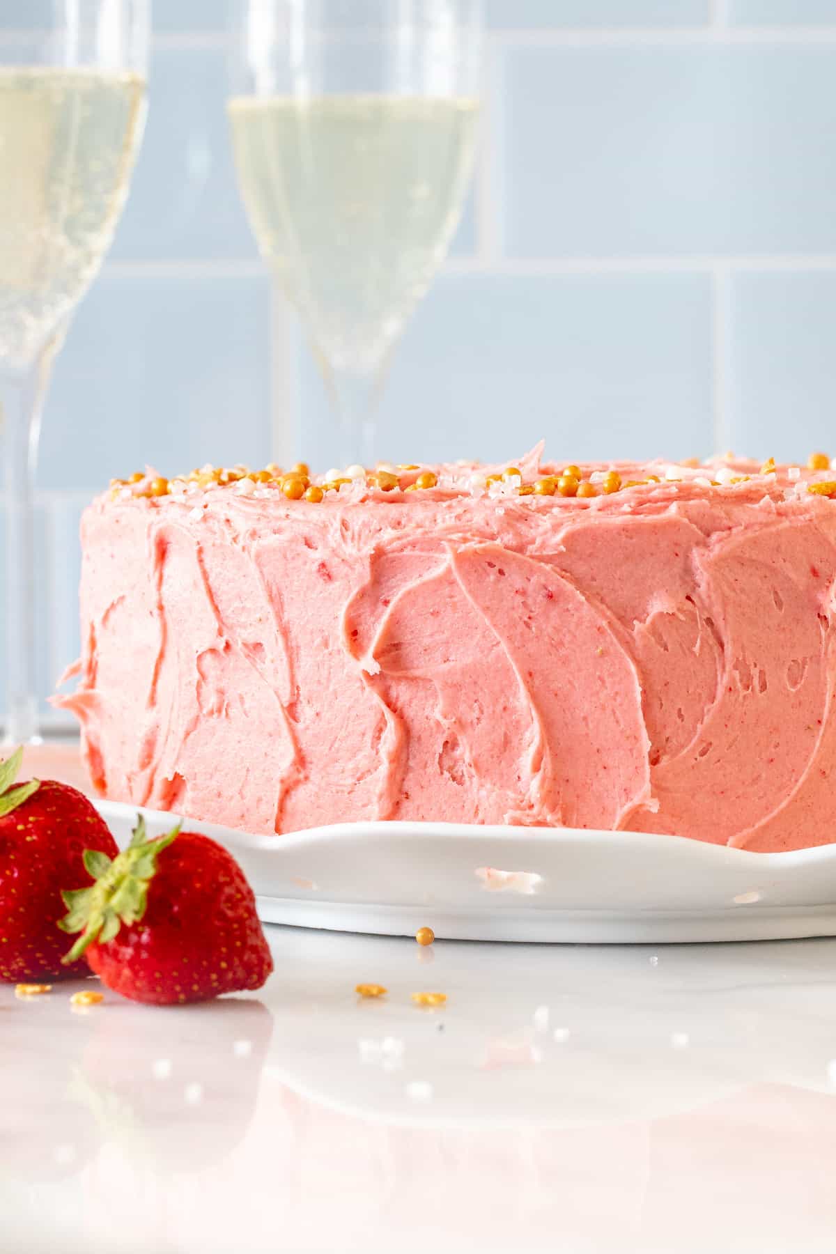 Strawberry champagne cake with 2 glasses of champagne